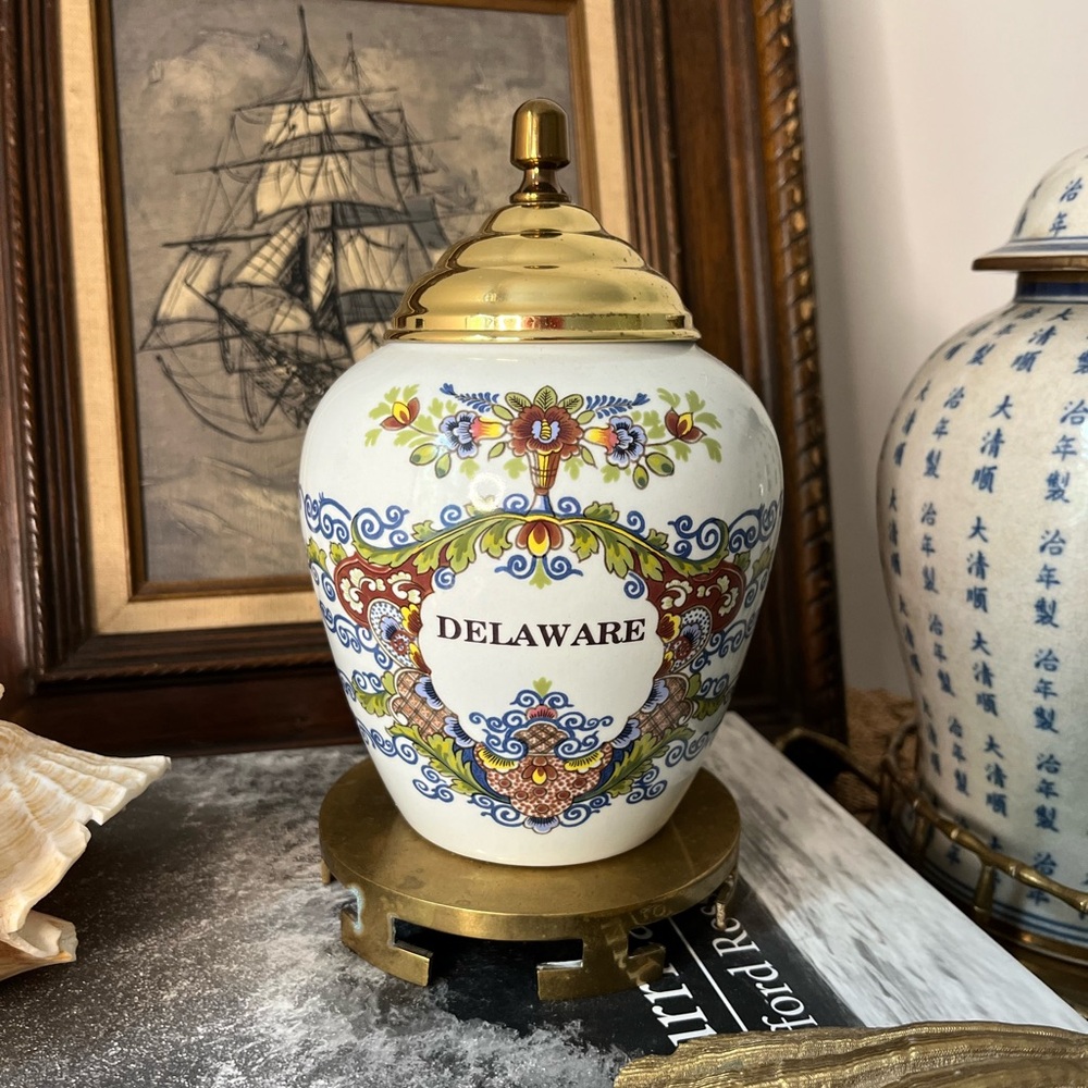 DELAWARE Original Delft Royal Goedewaagen Tobacco Jar with brass lid.